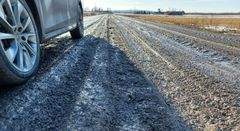 Auto seisoo mutaisella soratiellä, joka jatkuu horisonttiin asti.