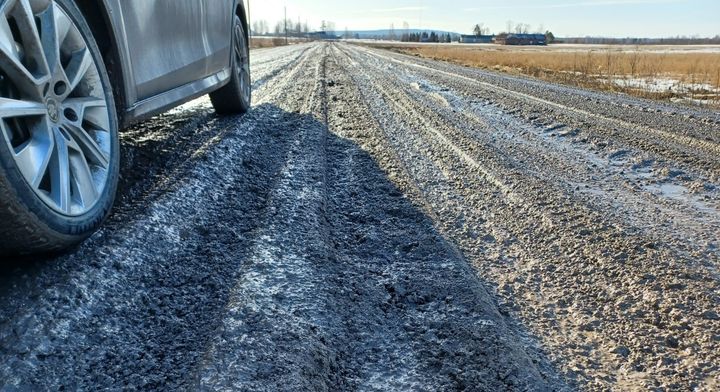 Auto seisoo mutaisella soratiellä, joka jatkuu horisonttiin asti.