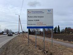 Tieverkkoa koskeva kyltti: "Rudon sillan korjaus, valmis 11/2026". Pääurakoitsija: Infra Rakenne. Kyltti sijaitsee maantien varrella.