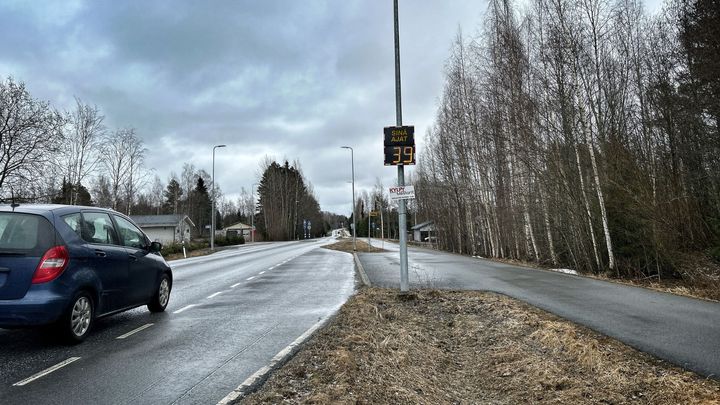 Nopeusnäyttötaulu tien varrella keväällä 2024.