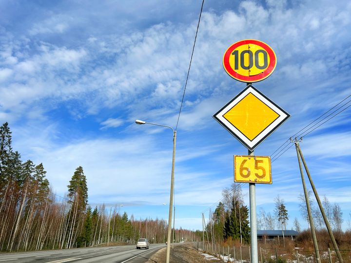 Liikennemerkki keväisessä auringonpaisteessa.