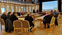 AL Railadvisen Anders Lundberg esittelee Tornionlaakson neuvoston käynnistämää rajat ylittävää rataselvitystä.