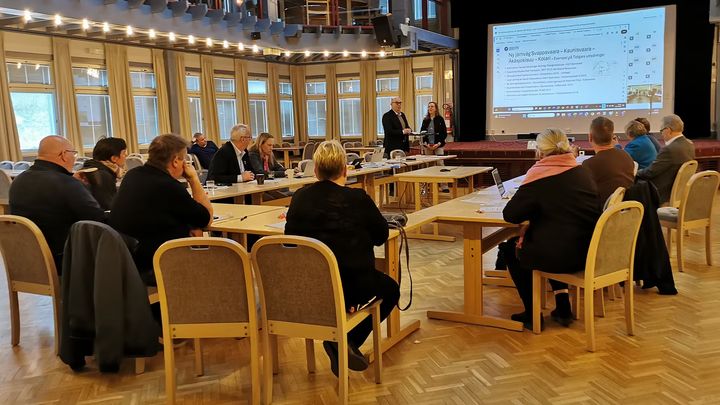 AL Railadvisen Anders Lundberg esittelee Tornionlaakson neuvoston käynnistämää rajat ylittävää rataselvitystä.