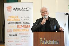 Eläkeläiset ry:n valtuuston puheenjohtaja Martti Korhonen puhui valtuuston kokouksessa Vantaalla 26.5..