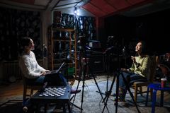 Podcastin tekijä Jenny Law haastattelee taiwanilaista Yi-Ping Liaota